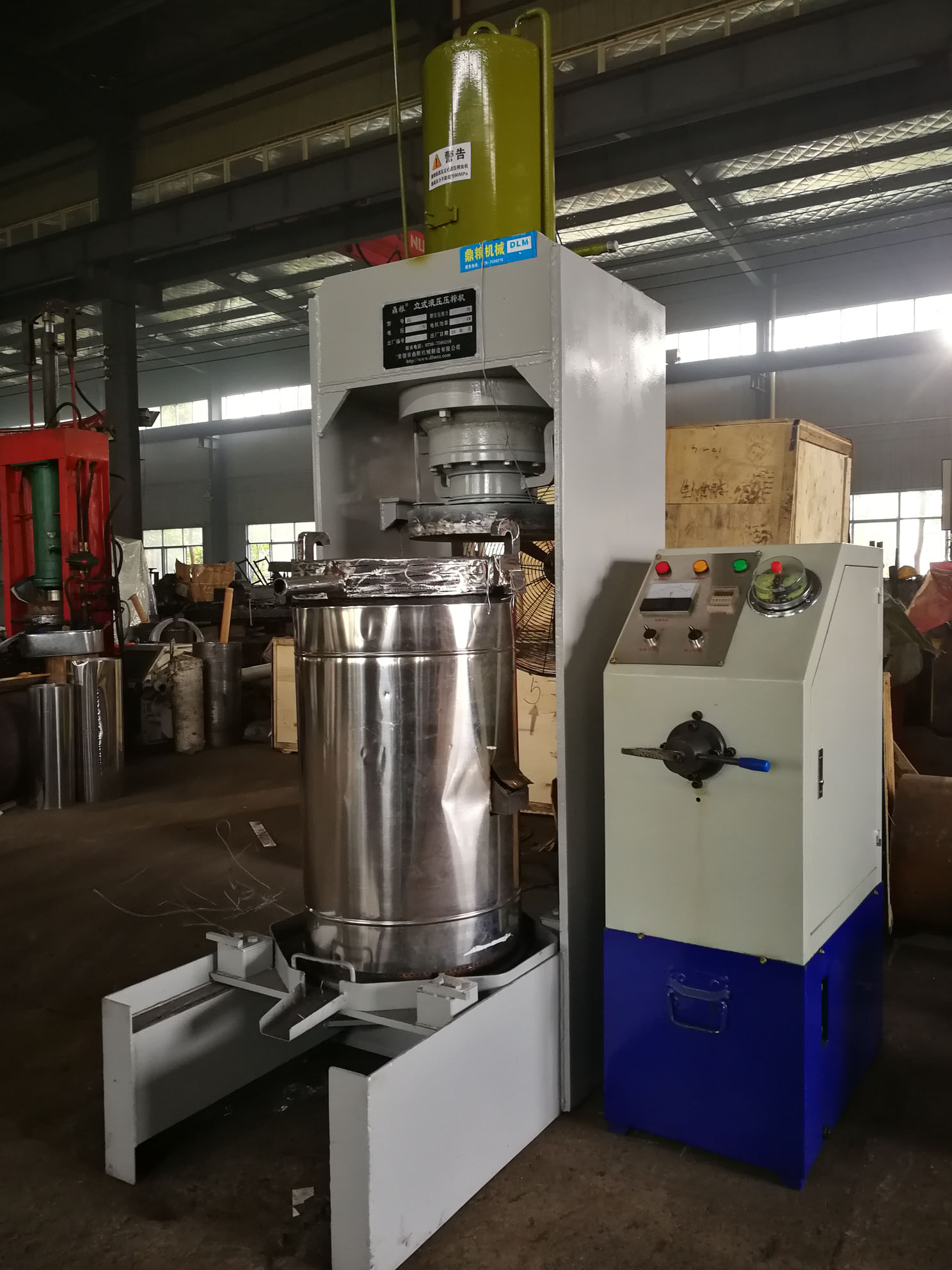 不銹鋼超高壓立式液壓壓榨機(jī)，果汁壓榨機(jī)，果渣壓榨機(jī)，藥材壓榨，油渣處理，白土壓榨